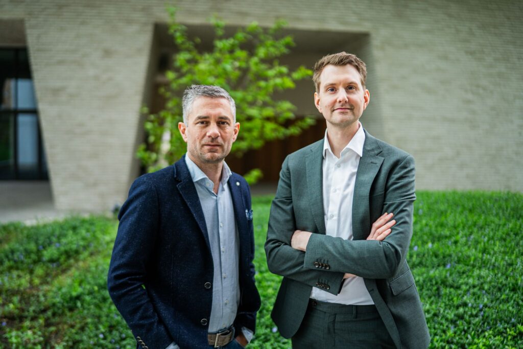 Philippe Kimpe and Jelle Heyvaert, the authors of the book E-facturatie Ontcijferd